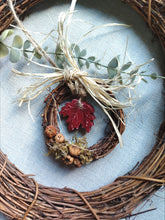 Load image into Gallery viewer, Mini wreath with clay Leaf in Burgundy
