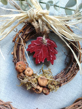 Load image into Gallery viewer, Mini wreath with clay Leaf in Burgundy

