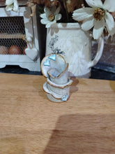 Load image into Gallery viewer, Gorgeous decorative candle holder
