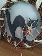 Load image into Gallery viewer, 10" Wreath with wooden Black cat
