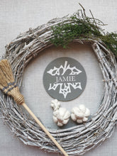 Load image into Gallery viewer, Autumn / Halloween wooden personalised Place Name discs
